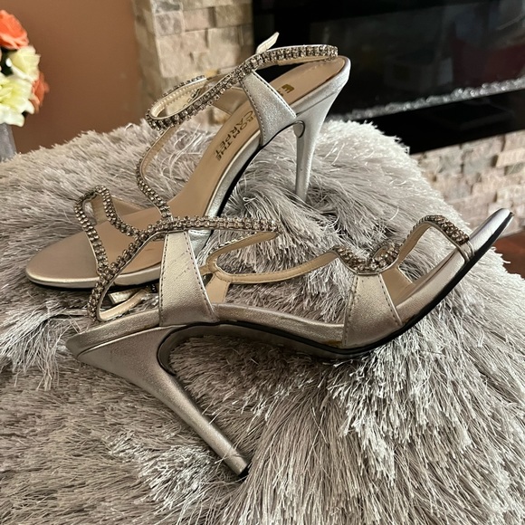4in heels in silver w/rhinestones. Leather bottom manmade upper never worn! - Picture 3 of 5